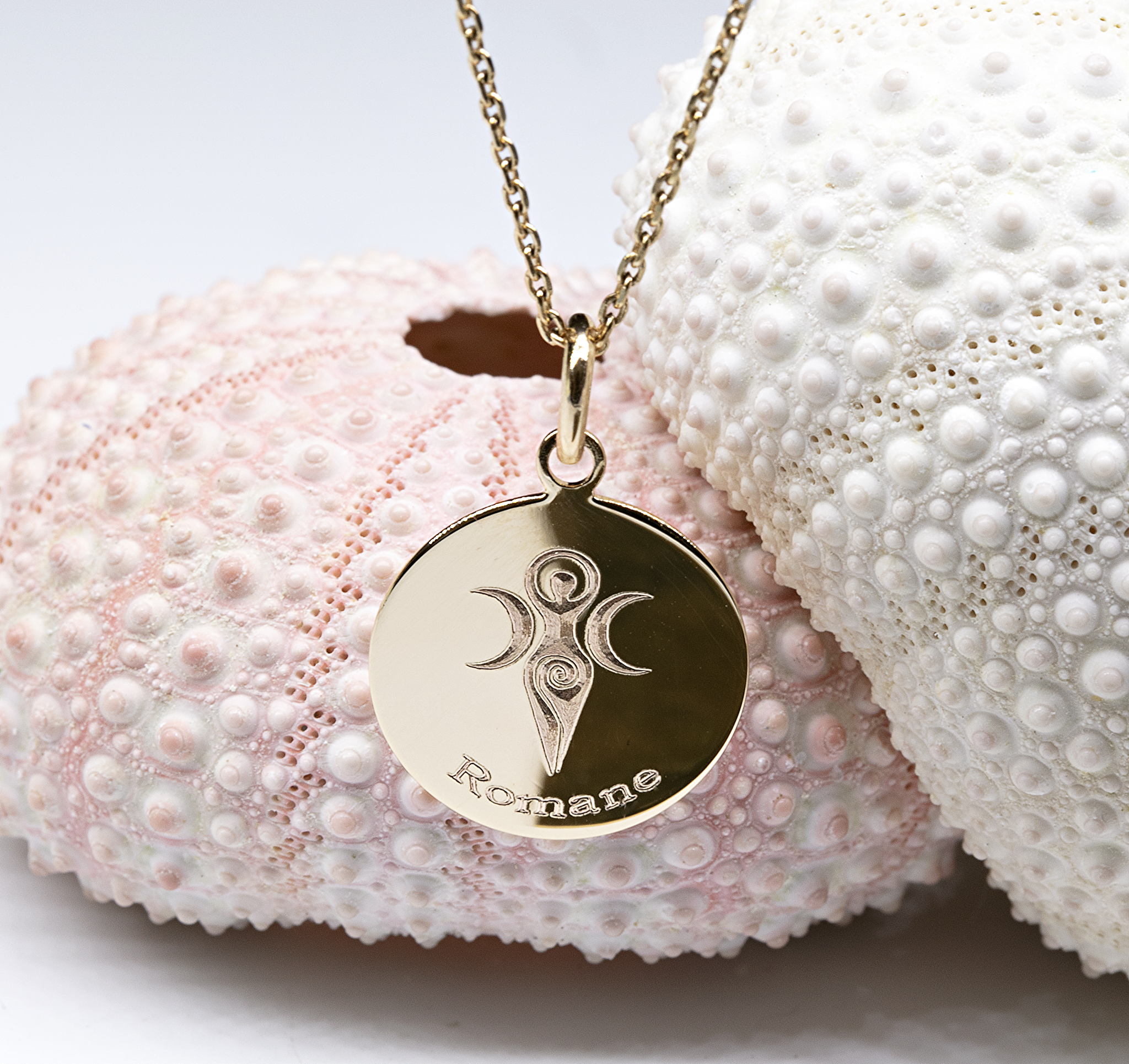 bijoux féminin sacré