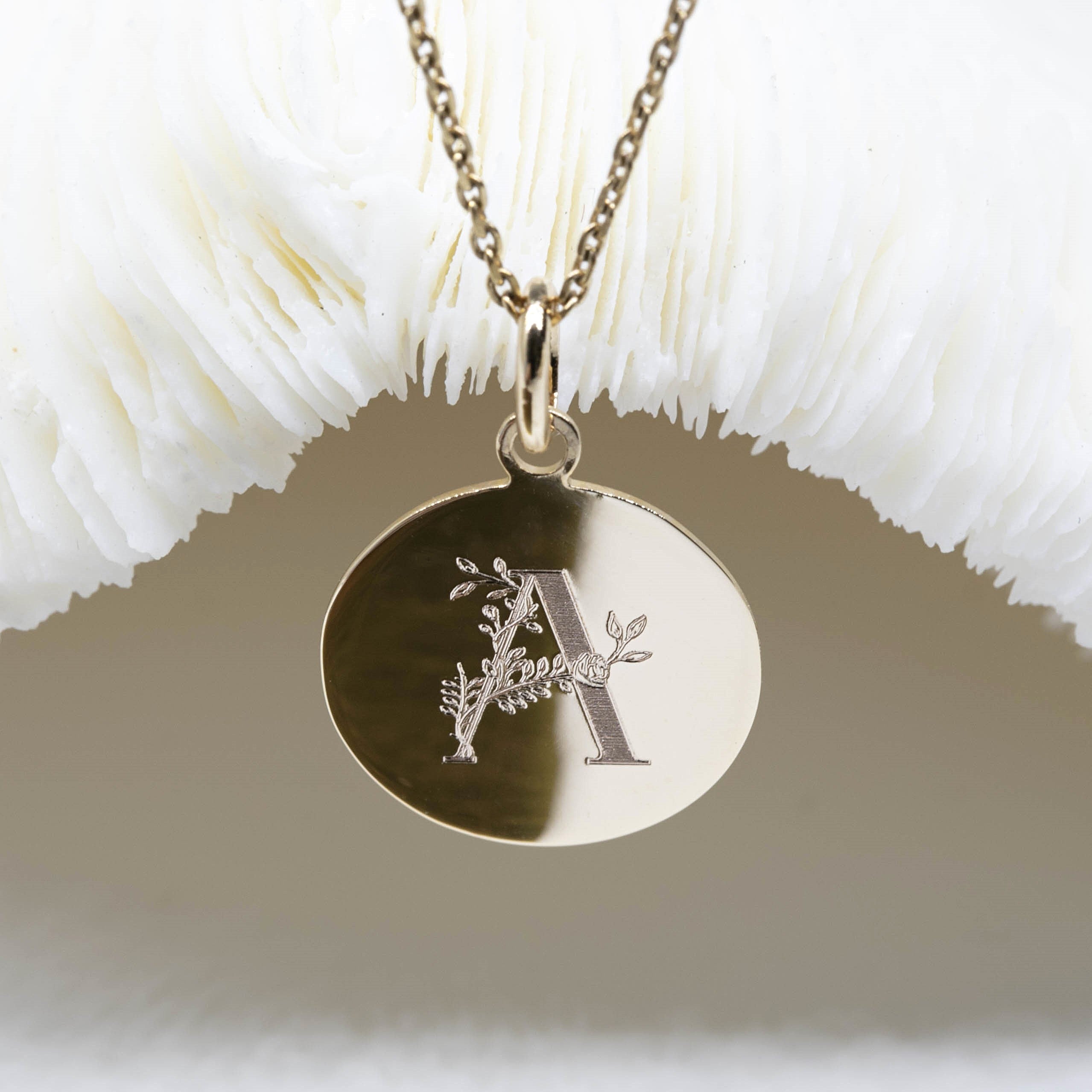 Médaille de baptême alphabet floral