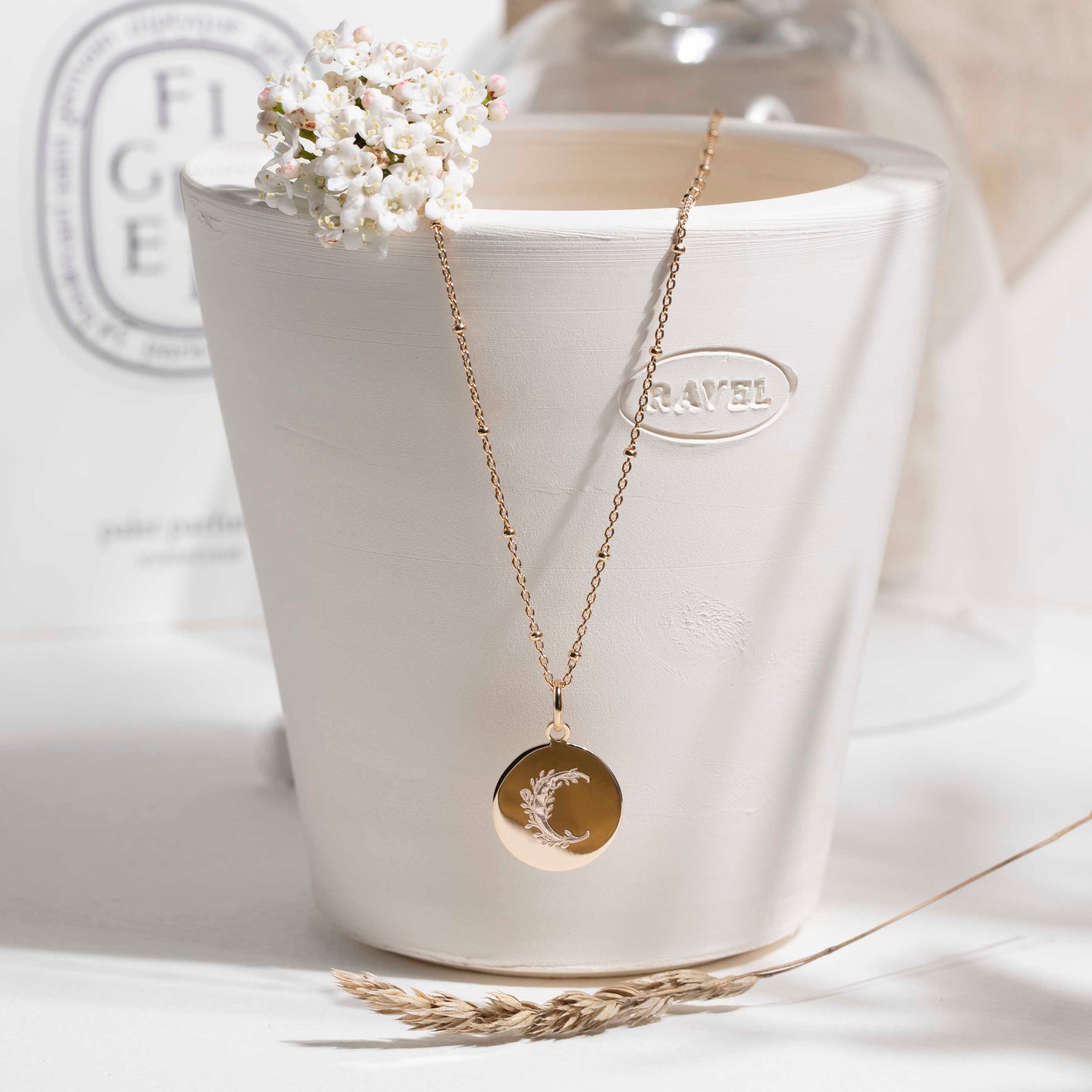 Médaille de baptême alphabet floral