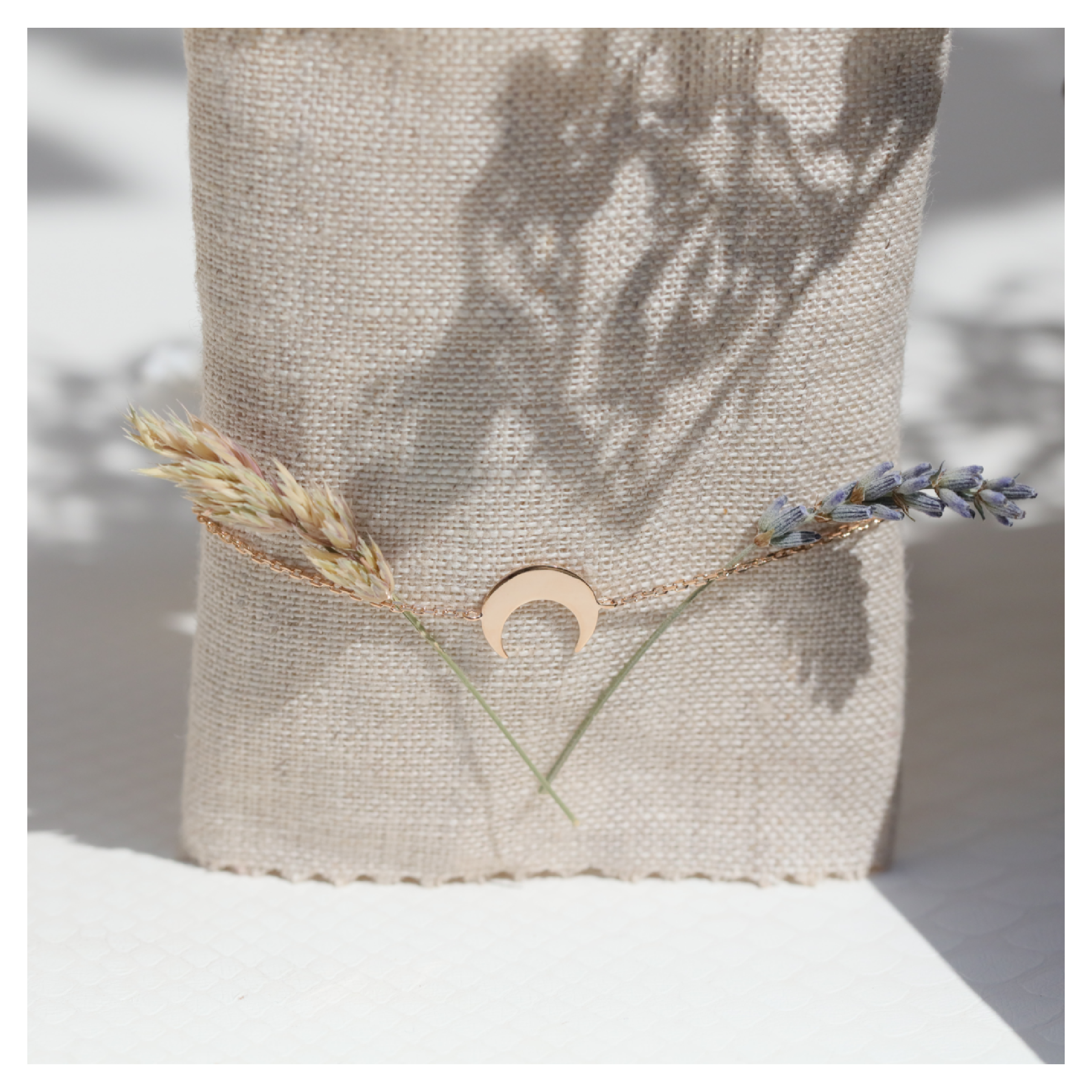 Bracelet féminin sacré lune en plaqué or - Bijoux DeepStones Lithotherapie