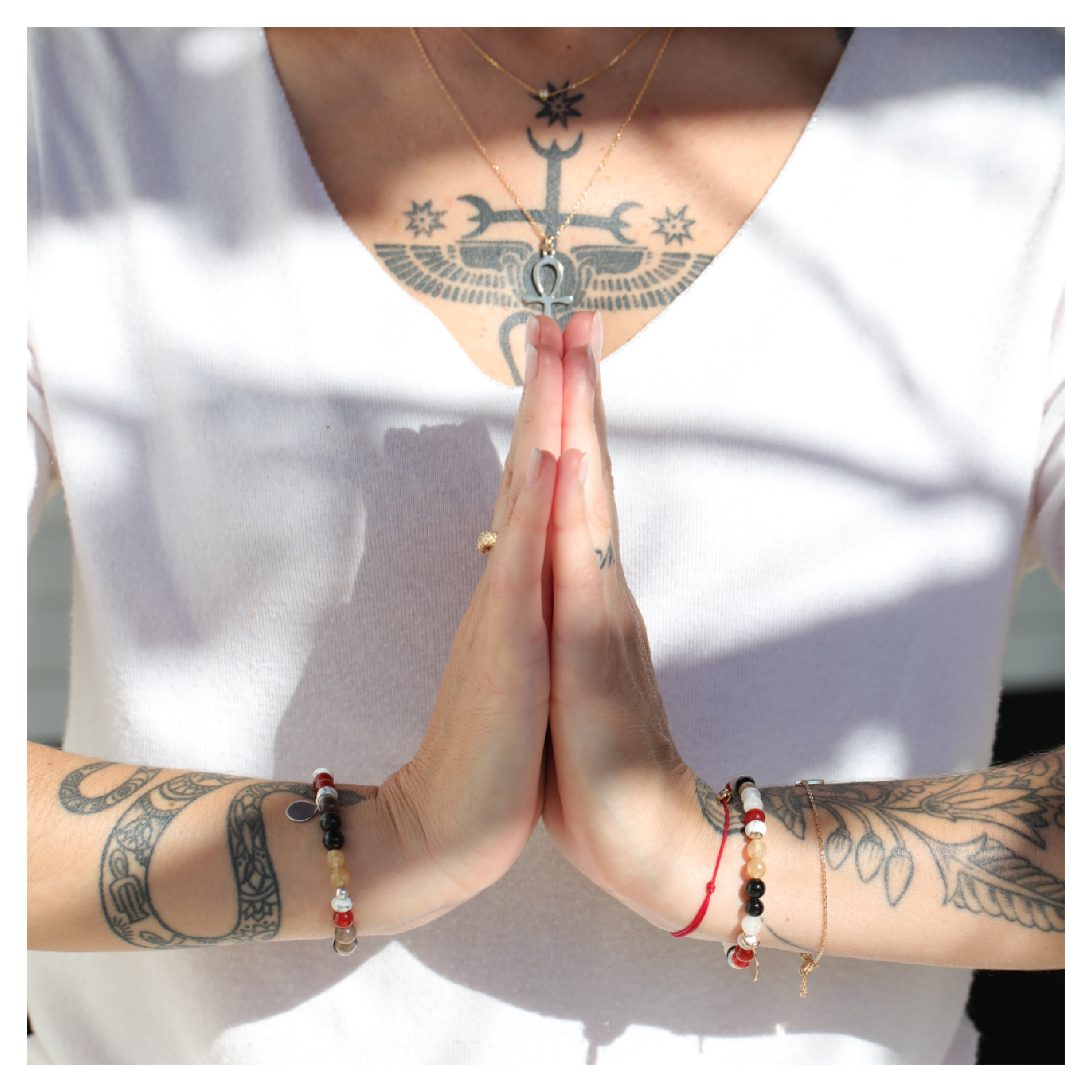 Hélène Huc autrice Tarot de l'unité & bijoux DeepStones Lithothérapie- Noces alchimiques