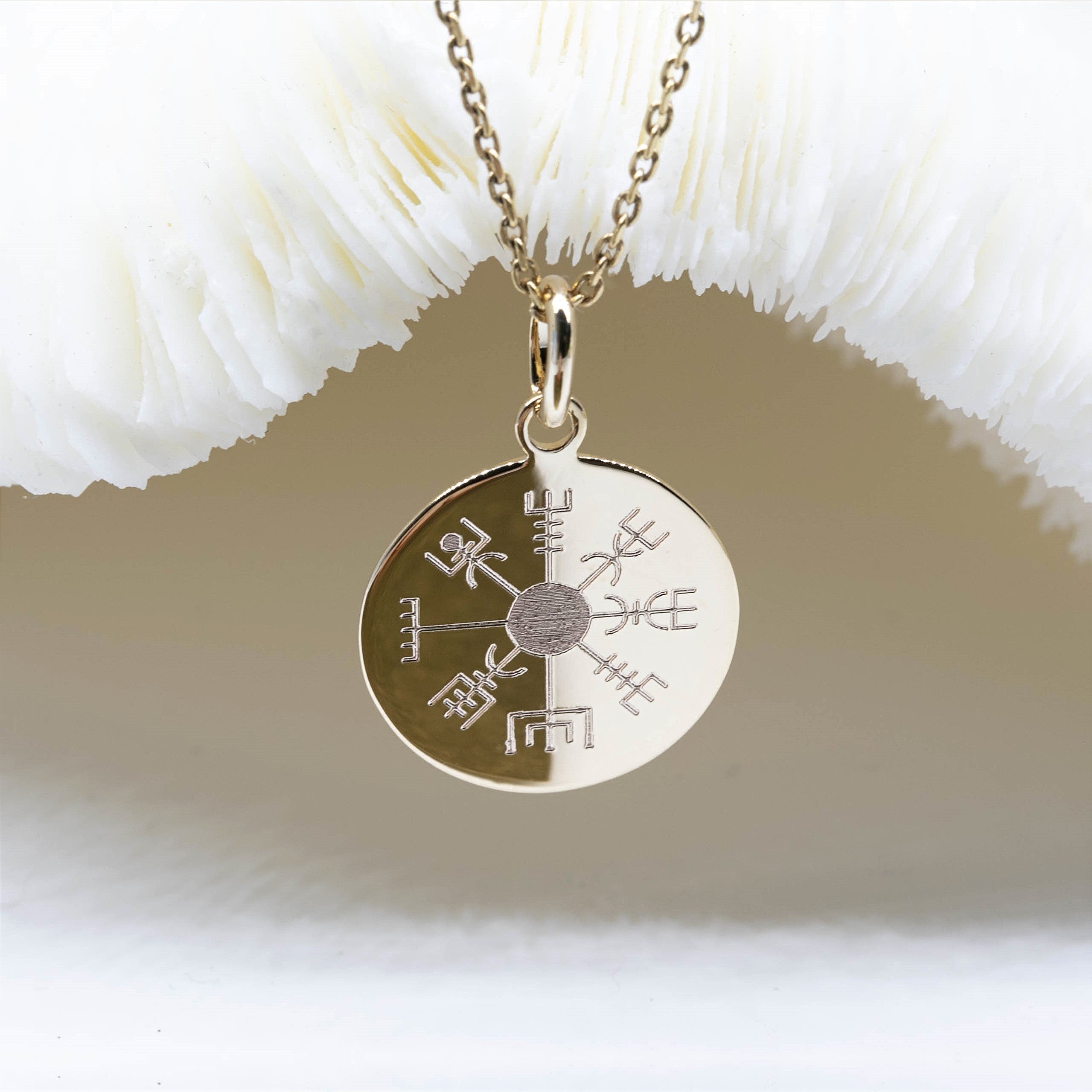 pendentif boussole runique VEGVISIR