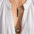 collier Amulette rune viking de protection en plaqué or porté - Création originale Atelier Artisanal DeepStones