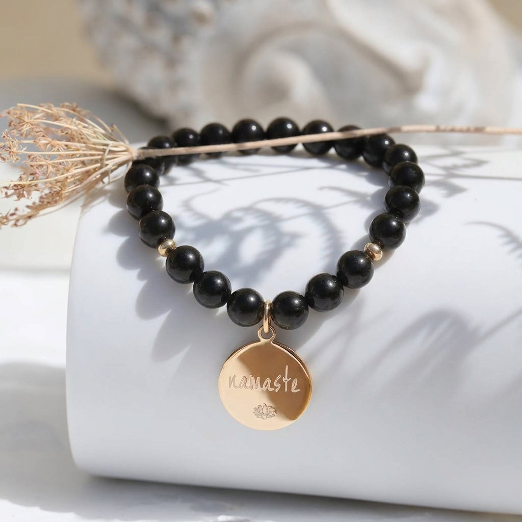bracelet yoga en obsidienne noire, pierre naturelle de protection, avec médaille grave namaste en plaqué or - Atelier Deepstones