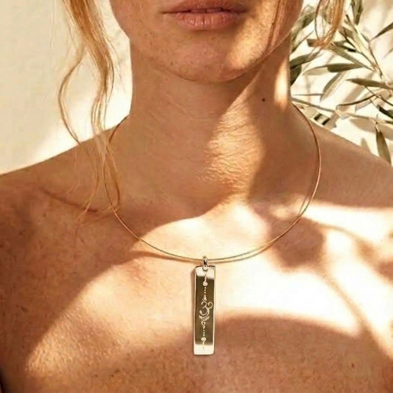 collier jonc en plaqué or avec médaille gravée symbole Breathe - Atelier artisanal DeepStones