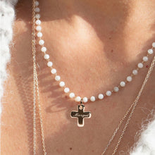 Croix de baptême adulte avec prénom portée - plaqué or 18 k - Gravure artisanale au diamant - Atelier DeepStones