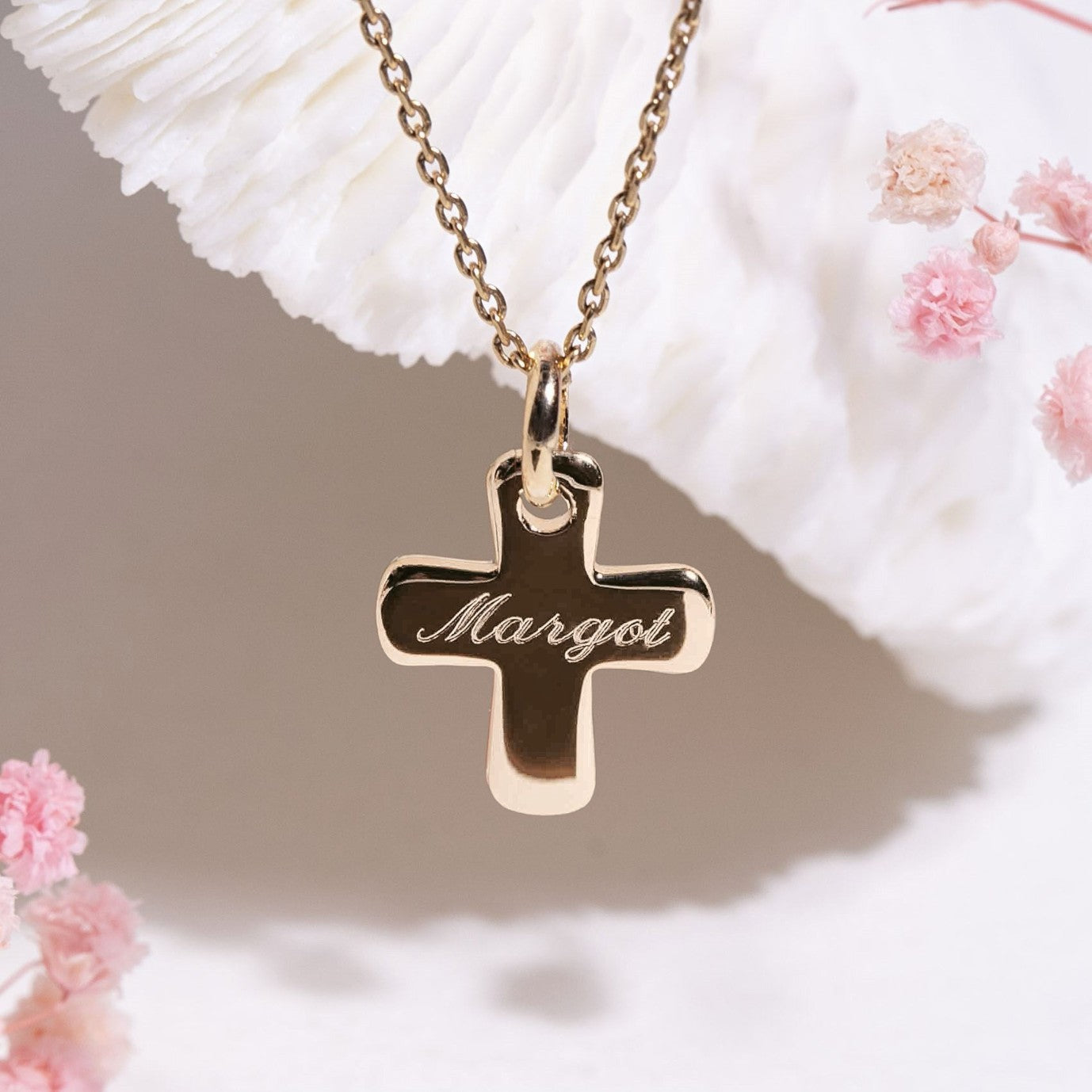 Croix de baptême avec prénom pour fille ou garçon - gravure artisanale au diamant - Atelier DeepStones