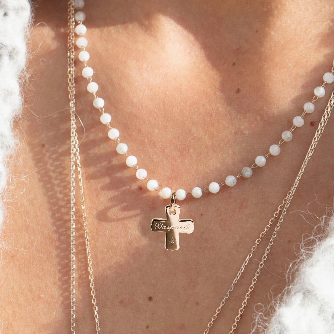 croix de baptême portée avec prénom et étoile céleste - Gravure artisanale au diamant - Atelier DeepStones