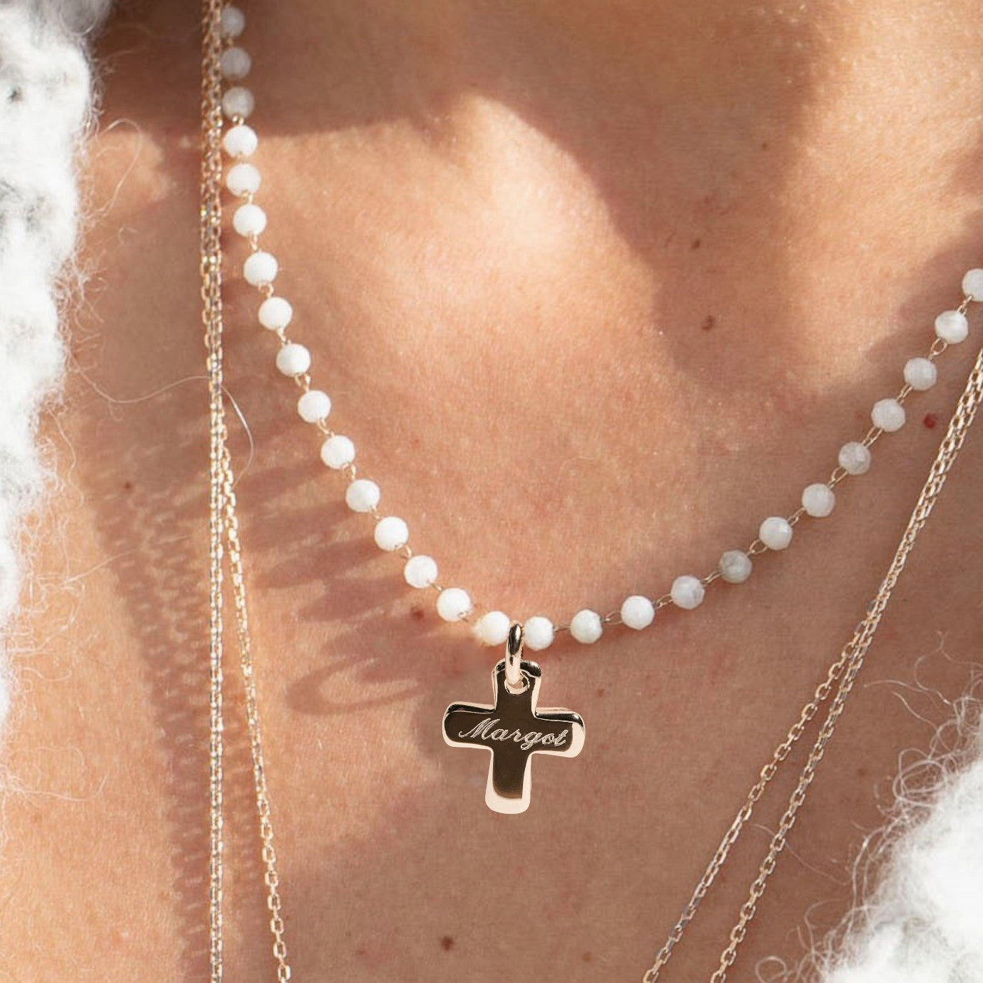 Croix de baptême adulte avec prénom portée - plaqué or 18 k - Gravure artisanale au diamant - Atelier 