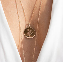Collier et pendentif fleur de naissance de mars, la jonquille porté - Atelier  artisanal DeepStones