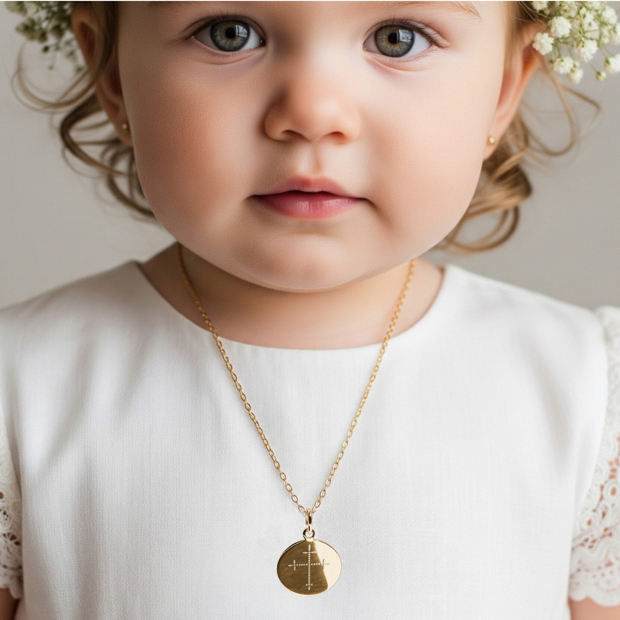 Médaille croix de baptême épurée modèle ANNA portée