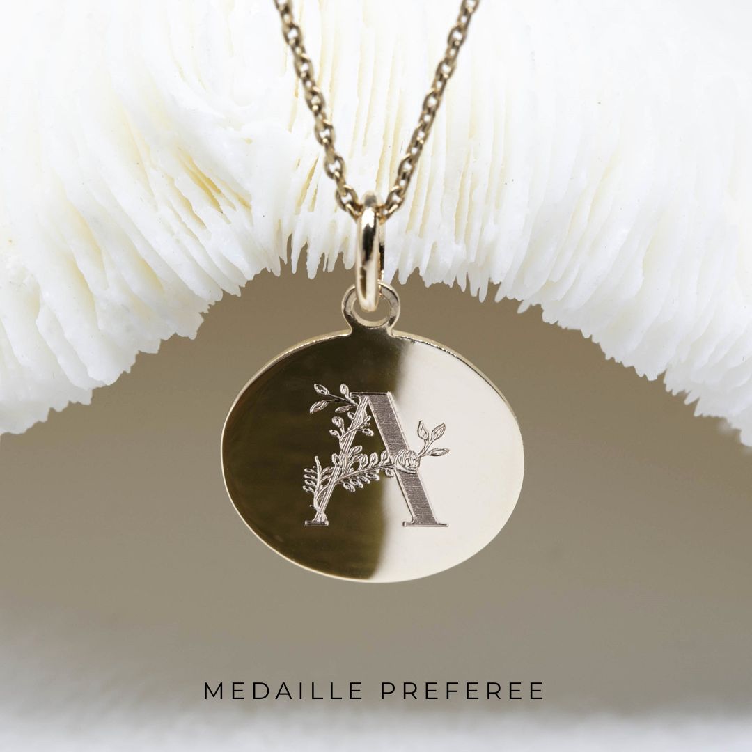 Médaille de baptême initiale avec lettre alphabet floral gravée - Atelier DeepStones