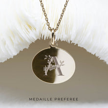 Médaille de baptême initiale avec lettre alphabet floral gravée - Atelier DeepStones