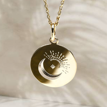 Médaille gravée 17 mm - MOON EMBRACING THE SUN