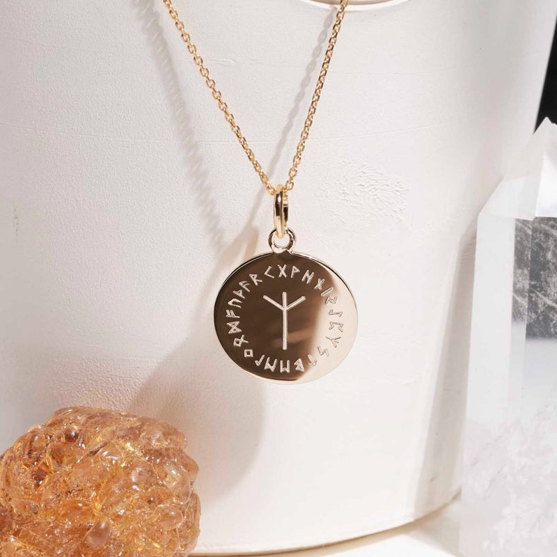 bijou rune viking Algiz entourée des 24 runes de l'Alphabet Futhark - plaqué or ou argent 925