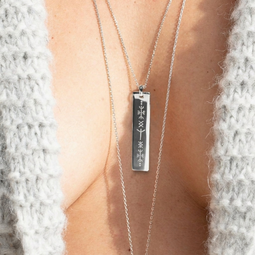 Bijoux runes viking argent 925 - amulette runique de protection portée - Atelier artisanal DeepStones