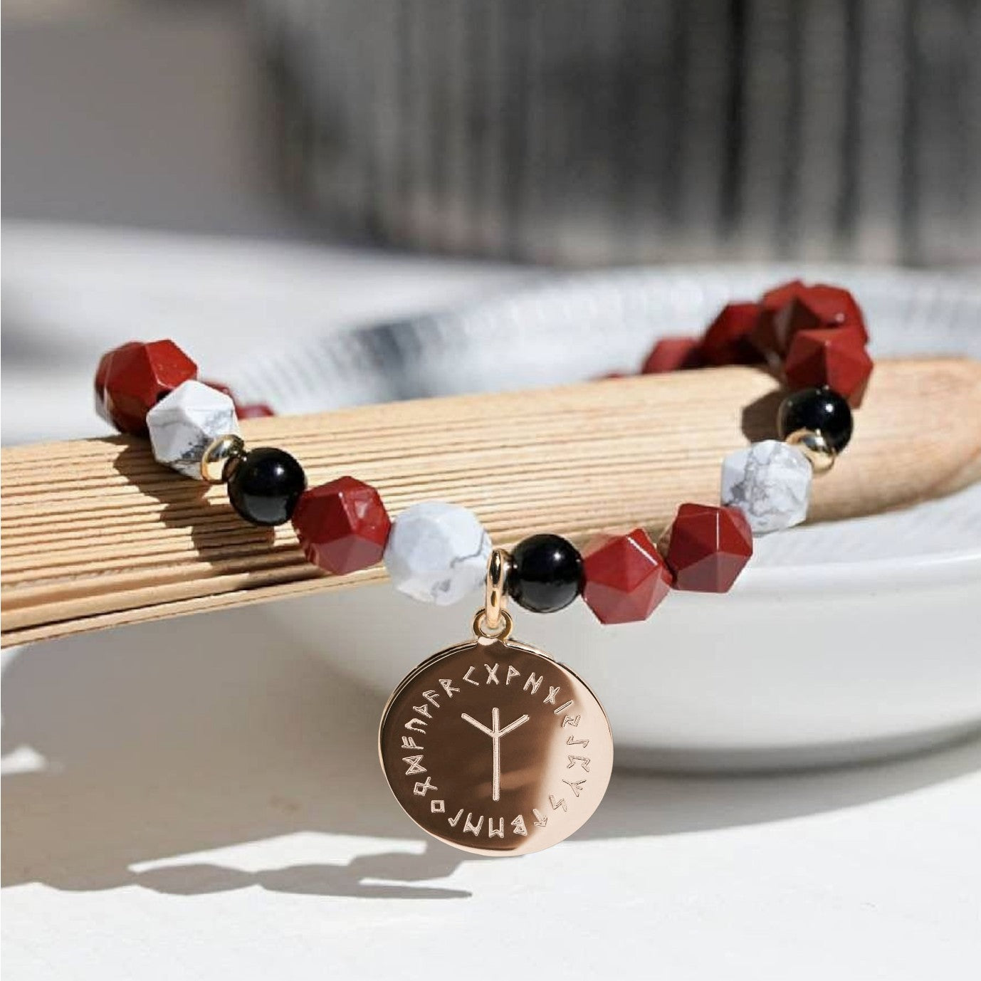 bracelet rune viking Algiz entourée des 24 runes de l'Alphabet Futhark - plaqué or ou argent 925