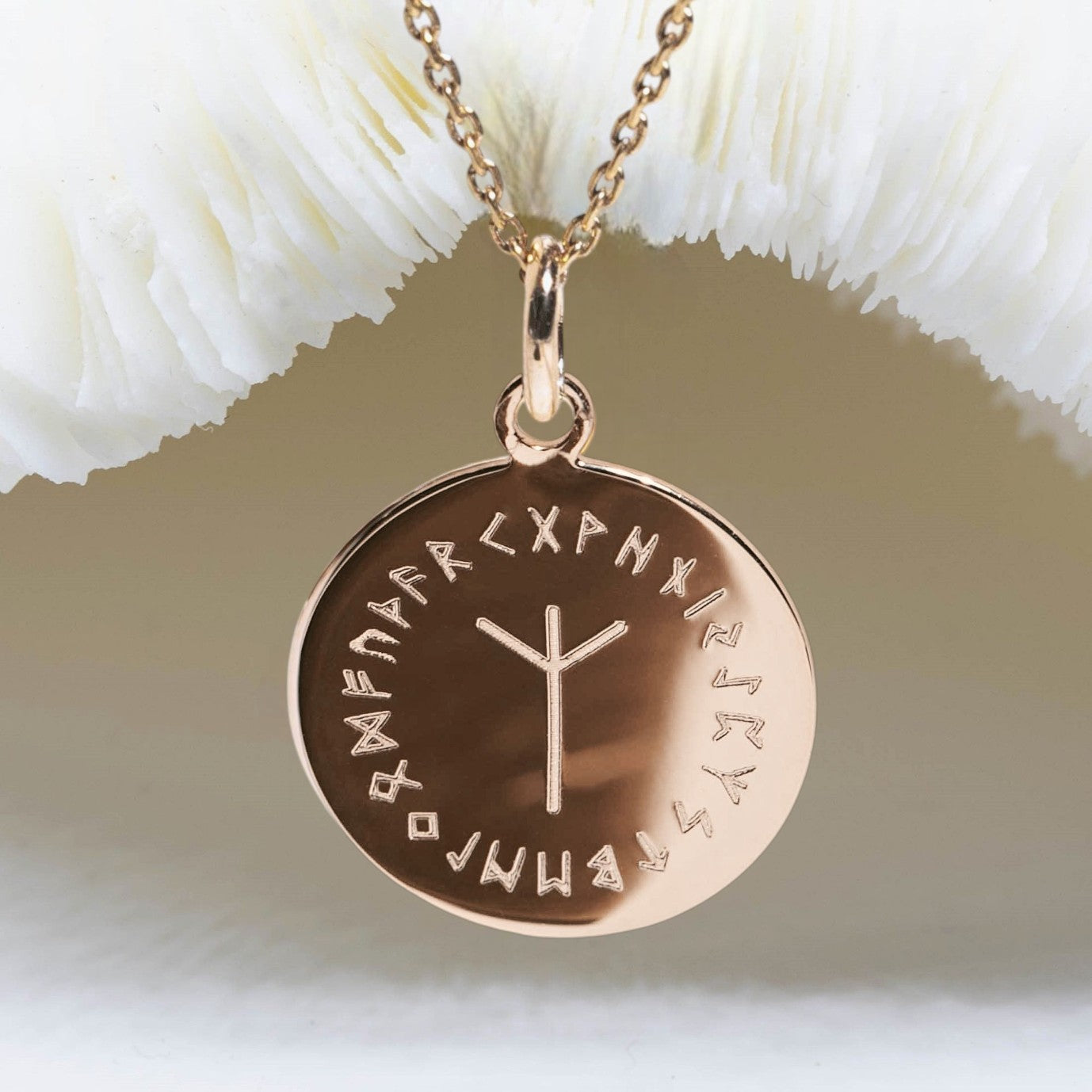 pendentif rune viking Algiz et 24 runes alphabet Futhark - Atelier DeepStones