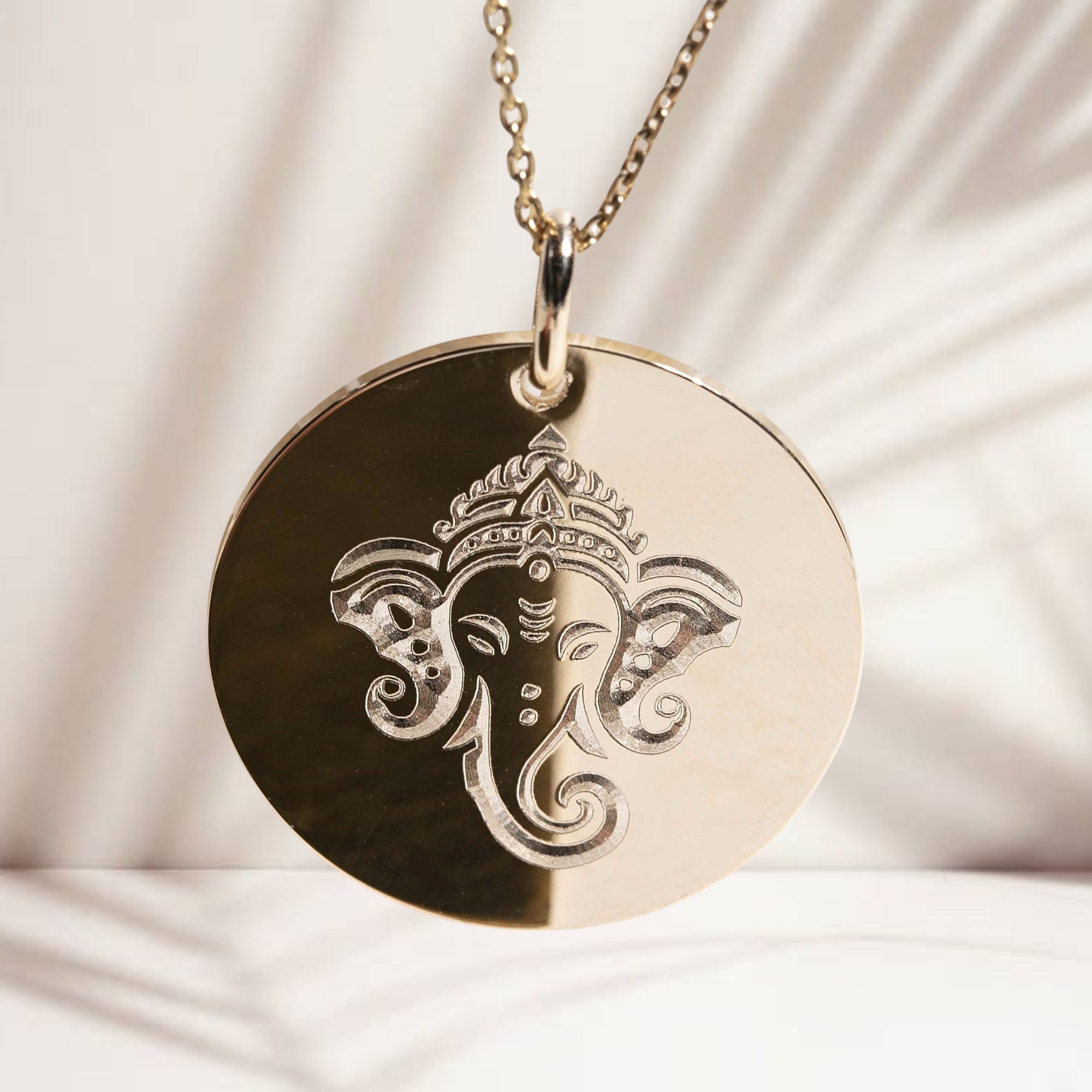 Collier éléphant Ganesh, dieu hindou en plaqué or ou argent 925. Gravure artisanale française
