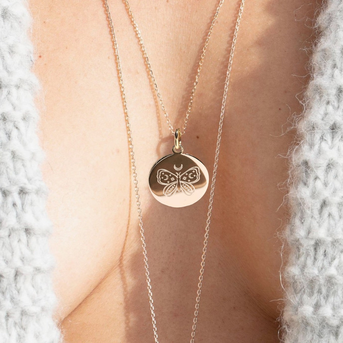 collier papillon céleste porté - plaqué or ou argent - Artisanat éthique français