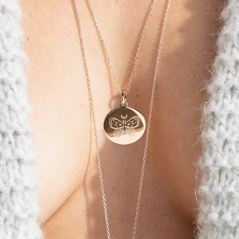 collier papillon céleste porté - plaqué or ou argent - Artisanat éthique français