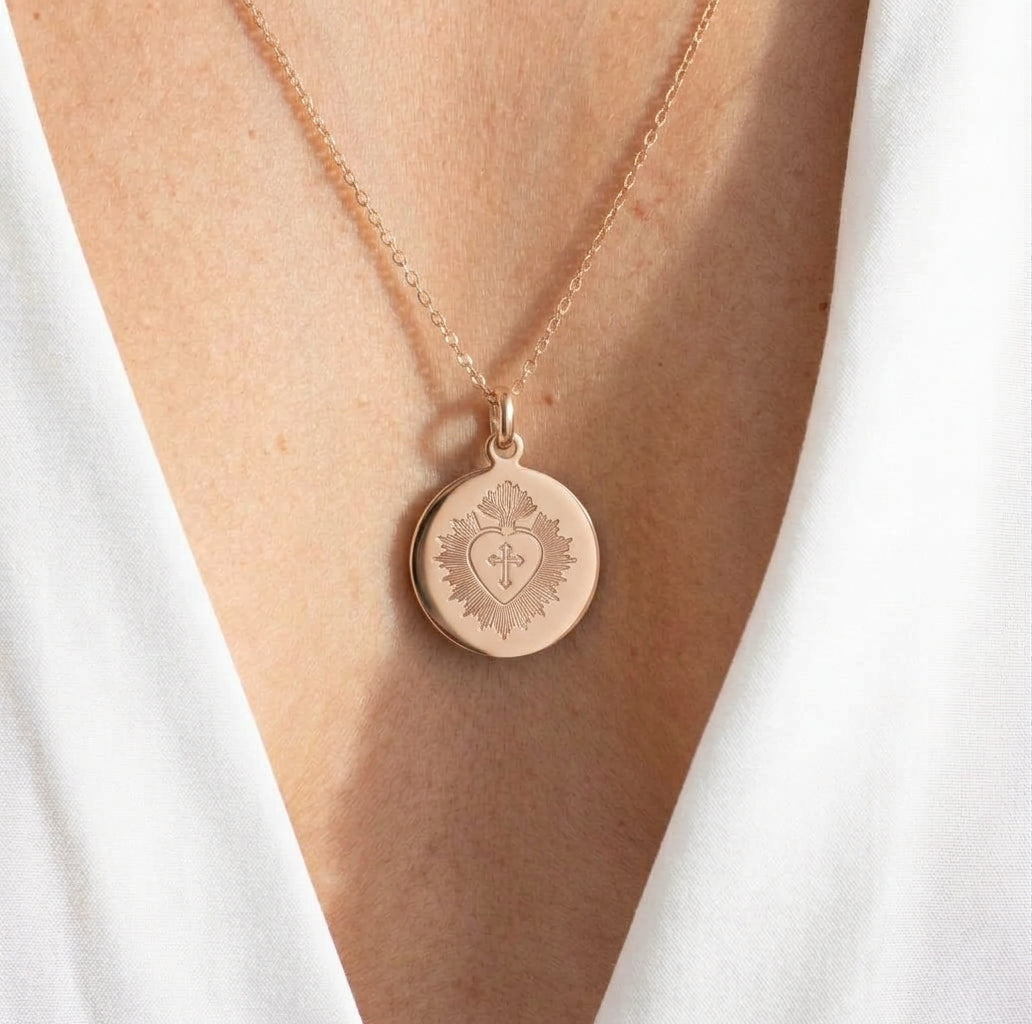 collier avec médaille de baptême adulte Sacré Coeur en plaqué or porté - gravure artisanale au diamant - DeepSones