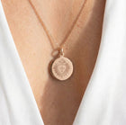 collier avec médaille de baptême adulte Sacré Coeur en plaqué or porté - gravure artisanale au diamant - DeepSones