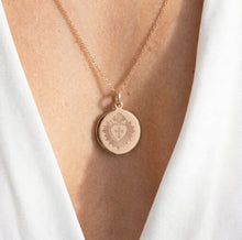 collier avec médaille de baptême adulte Sacré Coeur en plaqué or porté - gravure artisanale au diamant - DeepSones