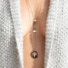 collier symbole Breathe porté en plaqué or - création originale Atelier DeepStones 