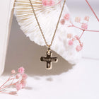 Croix de baptême enfant en plaqué or gravée avec prénom - Bijou artisanal