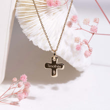 Croix de baptême enfant en plaqué or gravée avec prénom - Bijou artisanal