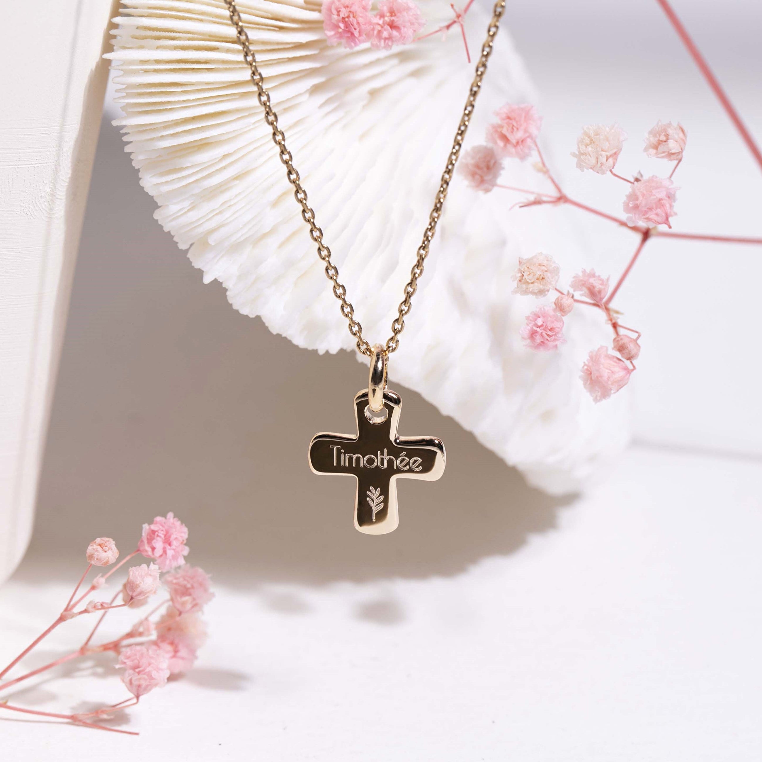 Croix de baptême enfant en plaqué or gravée avec prénom - Bijou artisanal