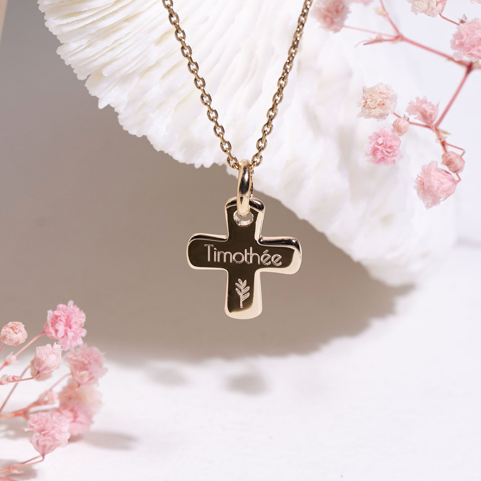 Croix de baptême chrétien avec prénom en plaqué or