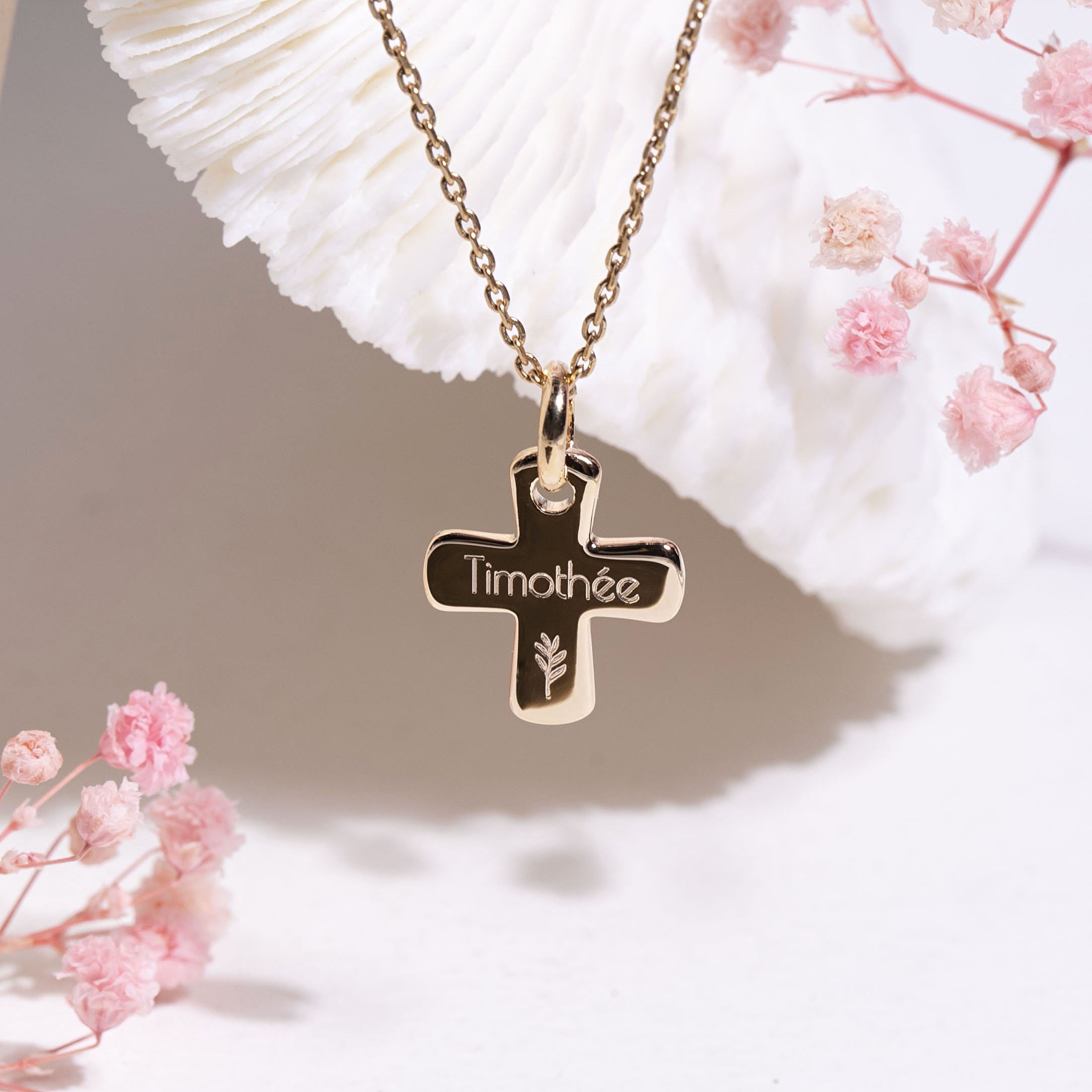 Croix de baptême chrétien avec prénom en plaqué or