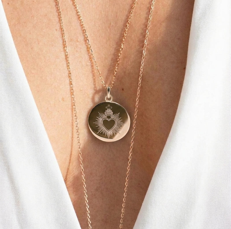 Collier avec médaille de baptême Sacré Coeur portée en plaqué or ou argent - Atelier Artisanal DeepStones