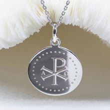 Médaille Chrisme pour baptême chrétien adulte ou enfant en argent 925 - gravure artisanale au diamant - Atelier DeepStones