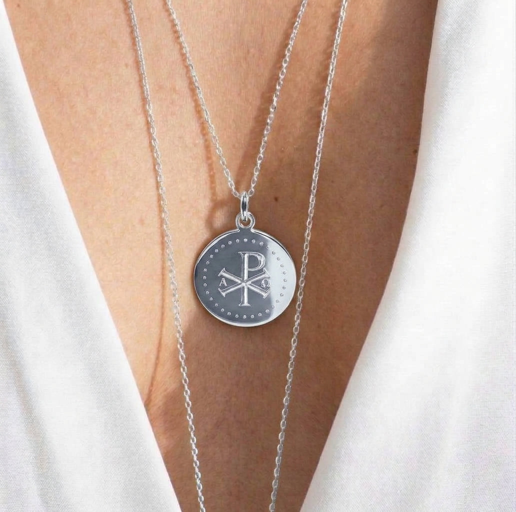Collier avec médaille Chrisme pour baptême chrétien porté  en argent 925 - gravure artisanale au diamant - Atelier DeepStones