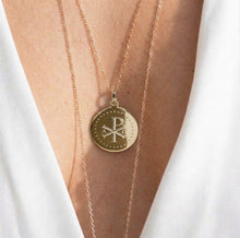 Collier avec médaille Chrisme pour baptême chrétien adulte ou enfant porté en plaqué or - gravure artisanale au diamant