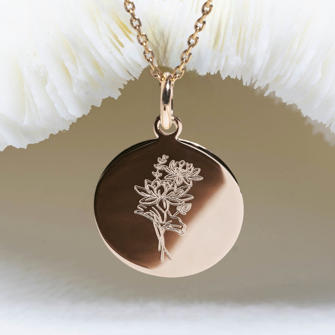 bijou fleur de naissance - collier et médaille du mois de juillet le Nénuphar - Atelier DeepStones