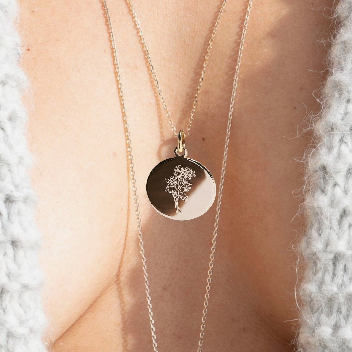 collier fleur de naissance de juillet le Nénuphar porté - Artisanat français créé et gravé en Ariège (Occitanie)