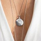Collier et médaille Sacré Cœur modèle BAROQUE en argent 925 porté - atelier DeepStones 