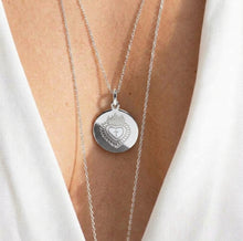 Collier et médaille Sacré Cœur modèle BAROQUE en argent 925 porté - atelier DeepStones 