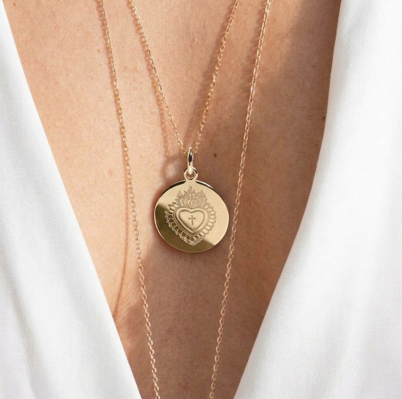 médaille Sacré Cœur modèle BAROQUE en plaqué or porté - baptême adulte ou enfant - atelier DeepStones 