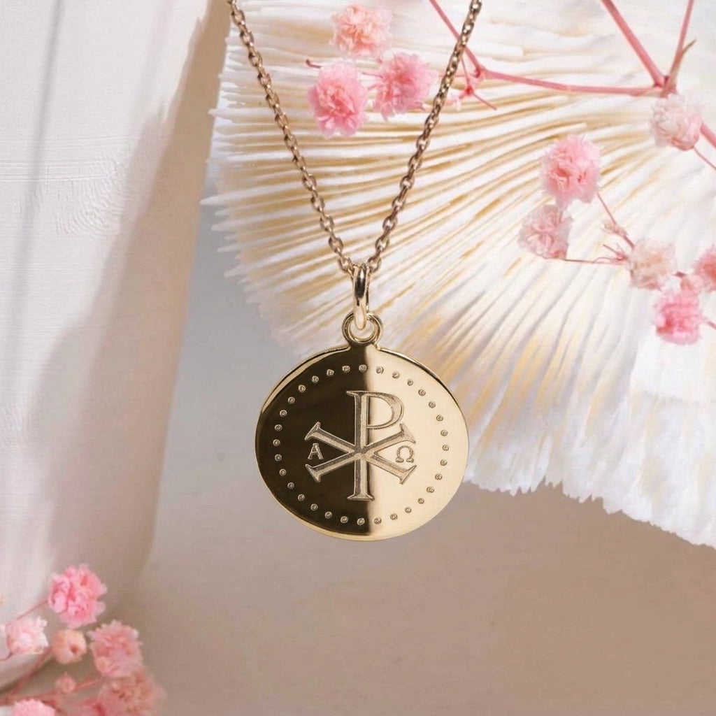Pendentif Chrisme pour baptême chrétien adulte ou enfant - plaqué or 18 K 3 microns - gravure artisanale au diamant