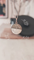 médaille de baptême champêtre avec initiale - plaqué or - gravure artisanale au diamant - atelier DeepStones