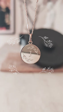 médaille de baptême champêtre avec initiale - plaqué or - gravure artisanale au diamant - atelier DeepStones