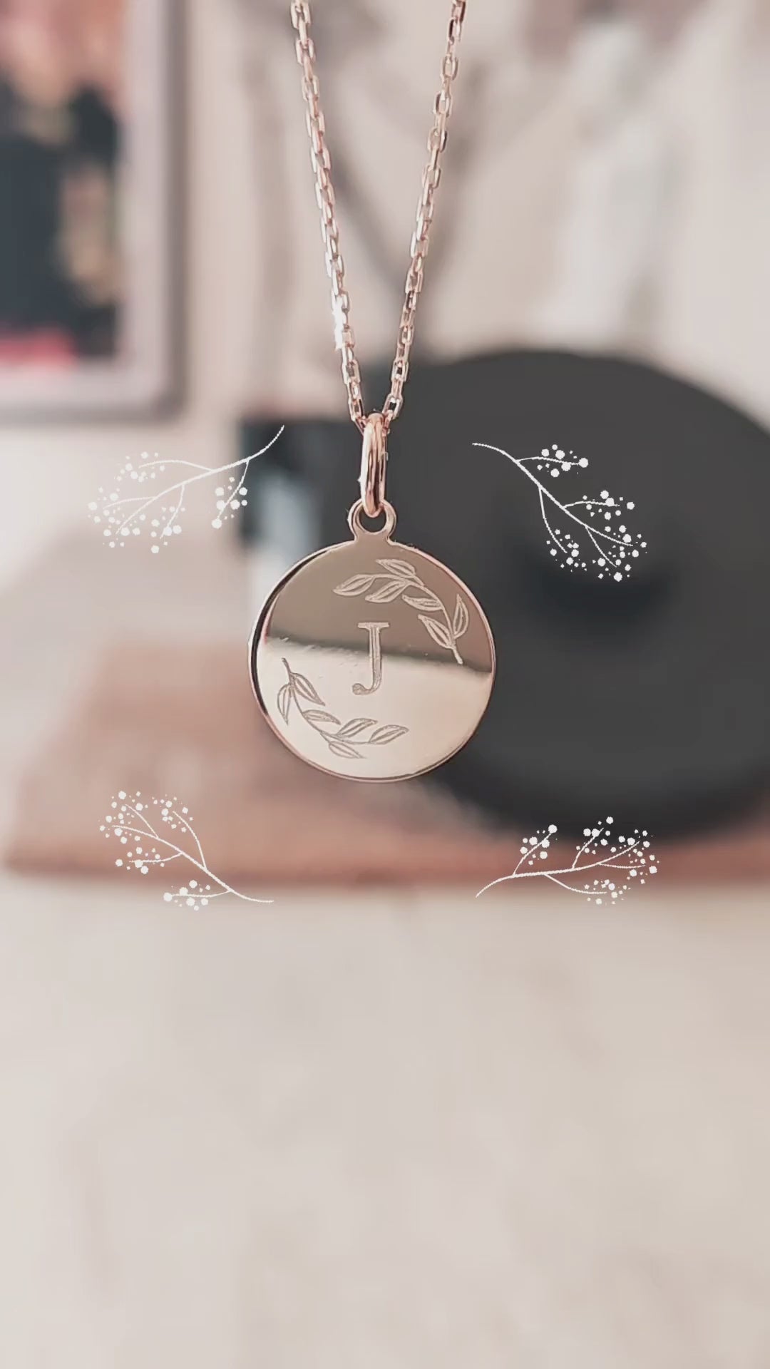 médaille de baptême champêtre avec initiale - plaqué or - gravure artisanale au diamant - atelier DeepStones