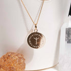 bijou rune viking - collier rune Algiz entourée des 24 runes Futhark plaqué or
