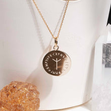 bijou rune viking - collier rune Algiz entourée des 24 runes Futhark plaqué or