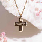 Verso d'une croix de baptême personnalisable avec date gravée au diamant en plaqué or